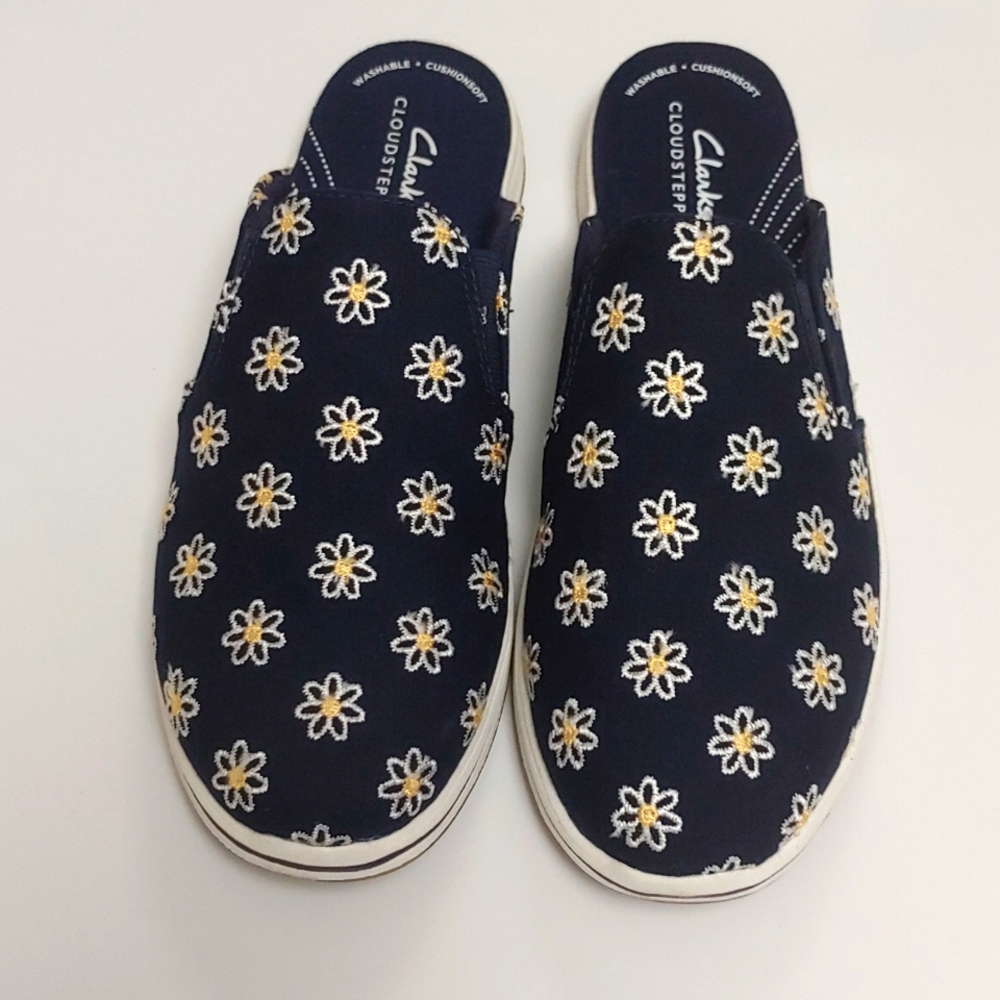 NEW. Clarks Cloudsteppers Navy Embroidered Daisies Comfort Slides. Size 8